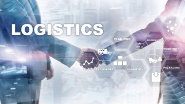 Lojistik ve ulaşım konsepti. İşadamı lojistik şeması gösteriyor. Çevrimiçi mal siparişleri. Mal teslimatı. Karışık ortam.