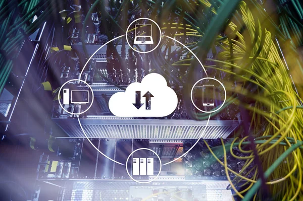 Servidor CLoud e computação, armazenamento e processamento de dados. Conceito de Internet e tecnologia . — Fotografia de Stock