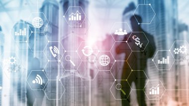 Çift Pozlama karışık ortam. Diyagramları ve hologram ekranda simgeler. İş adamları ve arka plan üzerinde modern şehir.