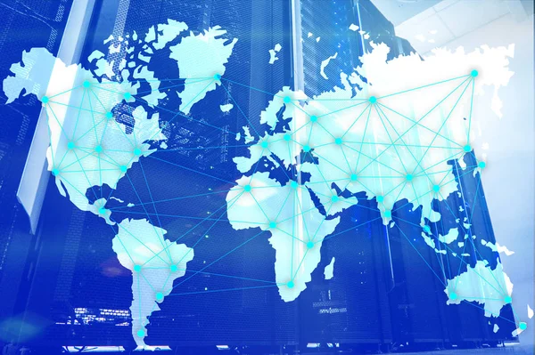 Concepto de Internet y telecomunicaciones con mapa del mundo en el fondo de la sala de servidores . — Foto de Stock