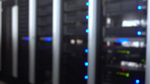 服务器机房网络通信服务器群集在服务器机房中 未来主义现代数据中心 模糊的背景 — 图库视频影像