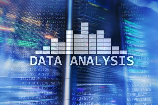 Texto de análisis de Big Data en el fondo de la sala del servidor. Internet y el concepto de tecnología moderna —  Fotos de Stock