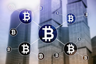 Bulanık gökdelenler arka plan üzerinde Bitcoin cryptocurrency ve blockchain teknoloji kavramı.