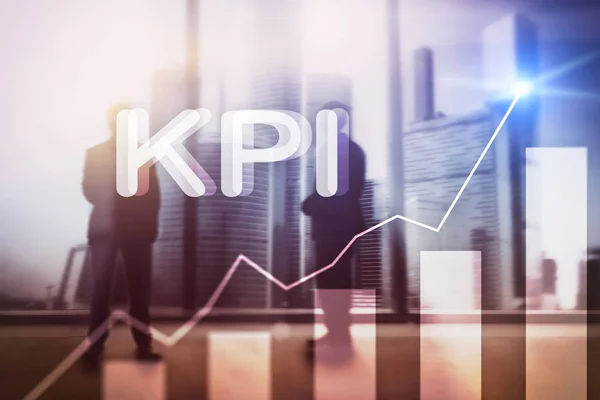 KPI - Βασικός δείκτης απόδοσης. Επιχειρηματική και τεχνολογική έννοια. Πολλαπλή έκθεση, ανάμεικτα μέσα. Χρηματοοικονομική έννοια σε θολή φόντο — Φωτογραφία Αρχείου