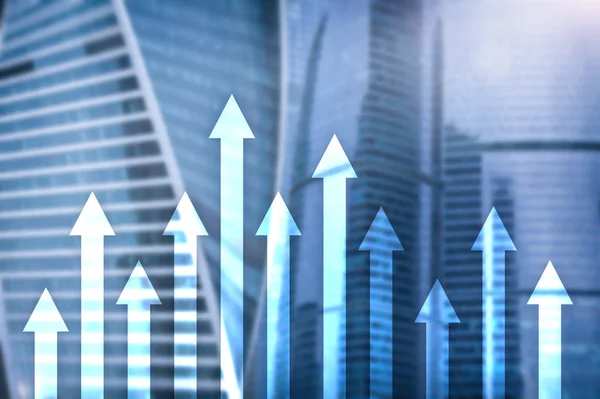 Graphique en flèche vers le haut sur le fond du gratte-ciel. Concept d'investissement et de croissance financière. — Photo