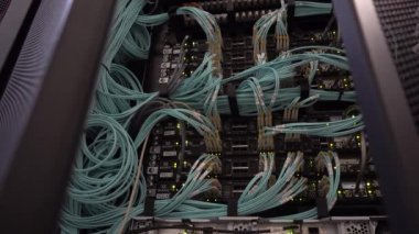 Moskova, Rusya - 1 Şubat 2019: Optik sunucu. Komütatör. yanıp sönen ışıklar. Fiber optik. Bilgisayar bir rafa büyük veri merkezi sunucularının. Yazı işleri.