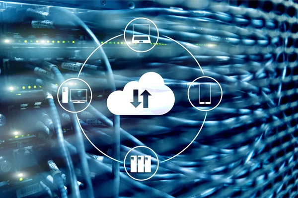 Servidor CLoud e computação, armazenamento e processamento de dados. Conceito de Internet e tecnologia — Fotografia de Stock