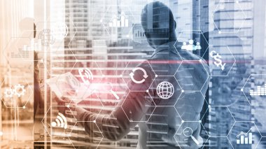 Çift Pozlama karışık ortam. Diyagramları ve hologram ekranda simgeler. İş adamları ve arka plan üzerinde modern şehir.