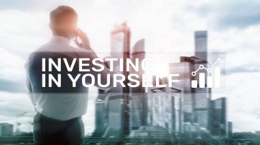 Kendinize yatırım. Kişisel gelişim ve eğitim kavramı üzerinde bulanık arka plan.
