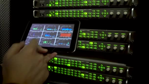 Diagnostisk Ingeniør Serverrummet Arbejde Tablet Computer Data Center Baggrunden Led – Stock-video