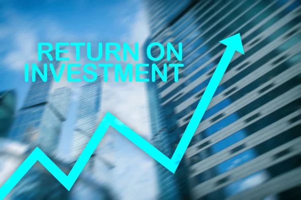 ROI - Retorno de la inversión. El comercio de acciones y el concepto de crecimiento financiero en el fondo borroso centro de negocios . —  Fotos de Stock