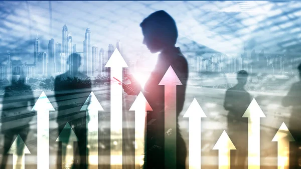 Gráfico de flecha hacia arriba sobre fondo de rascacielos. Concepto de inversión y crecimiento financiero —  Fotos de Stock