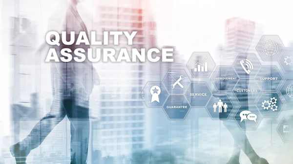 O conceito de garantia de qualidade e impacto sobre as empresas. Controlo de qualidade. Garantia de serviço. Meios mistos. — Fotografia de Stock