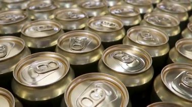 Alüminyum soda kutular. Metal üzerinde hareketli kamera içecekler için kutular. 