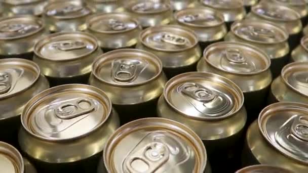 Latas Soda Aluminio Cámara Moviéndose Sobre Latas Metal Para Bebidas — Vídeos de Stock