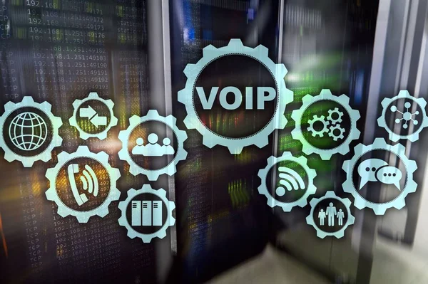 VoIP Voice over IP auf dem Bildschirm mit einem verschwommenen Hintergrund des Serverraums. Das Konzept des Voice over Internet Protocol — Stockfoto