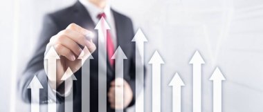 Gökdelen arka planında ok grafiği yukarı. İcat ve finansal büyüme kavramı