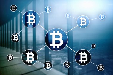 Bulanık gökdelenler arka plan üzerinde Bitcoin cryptocurrency ve blockchain teknoloji kavramı.