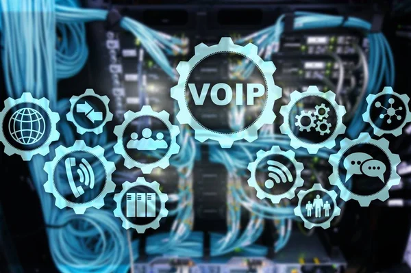 VoIP Voice μέσω IP στην οθόνη με θολό φόντο του δωματίου διακομιστή. Η έννοια της φωνής μέσω του πρωτοκόλλου Internet. — Φωτογραφία Αρχείου