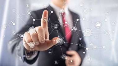 Sanal ekranda teknoloji endüstriyel iş akışı organizasyon yapısı. IOT akıllı endüstri konsepti karışık medya diyagramı