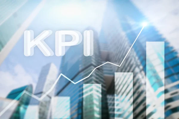 KPI - Βασικός δείκτης απόδοσης. Επιχειρηματική και τεχνολογική έννοια. Πολλαπλή έκθεση, ανάμεικτα μέσα. Χρηματοοικονομική έννοια σε θολή φόντο. — Φωτογραφία Αρχείου