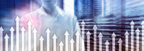 Gráfico de flecha hacia arriba sobre fondo de rascacielos. Concepto de inversión y crecimiento financiero. — Foto de Stock