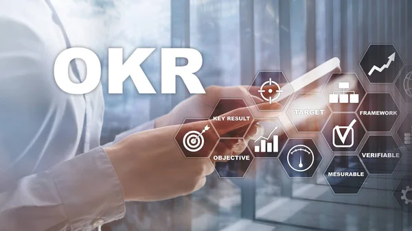 OKR - Concepto de resultado clave objetivo. Técnica mixta en una pantalla estructurada virtual. Gestión de proyectos. — Foto de Stock