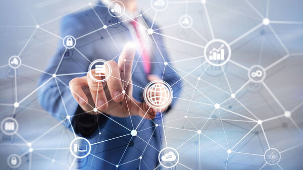 ИКТ - информационно-телекоммуникационные технологии и ИОТ - интернет понятий вещей. Фабрегас на заднем плане серверной
