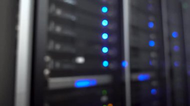 Yanıp sönen server ve datacenter mavi ve yeşil ışıklar. Arka plan bulanık.