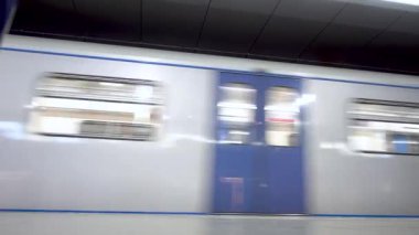 metro istasyonunda tren geldiğinde.