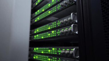 Yan görünümü. Web ağ, Internet telekomünikasyon teknolojisi, büyük veri depolama. sunucu odası iç yeşil ışık veri merkezlerinde.