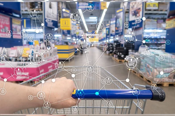 Bevásárlókocsi, e-kereskedelem Marketing csatorna disztribúció koncepciót a szupermarket háttér. — Stock Fotó