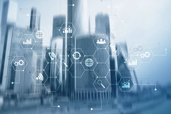 Meios mistos de dupla exposição. Diagramas e ícones na tela do holograma. Empresários e cidade moderna em segundo plano . — Fotografia de Stock