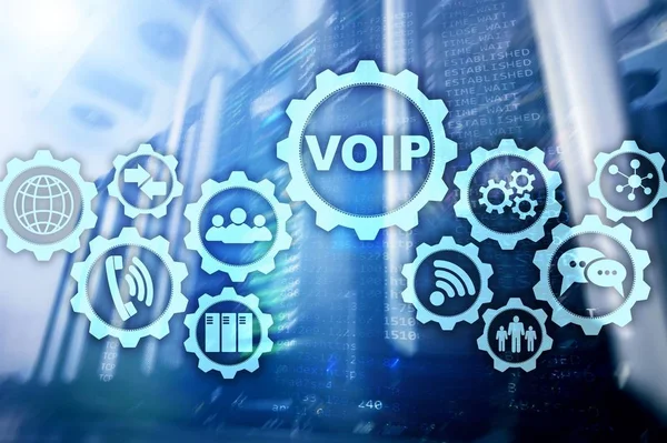 VoIP Voice over IP på skærmen med en sløret baggrund af serverrummet. Begrebet Voice over Internet Protocol. - Stock-foto