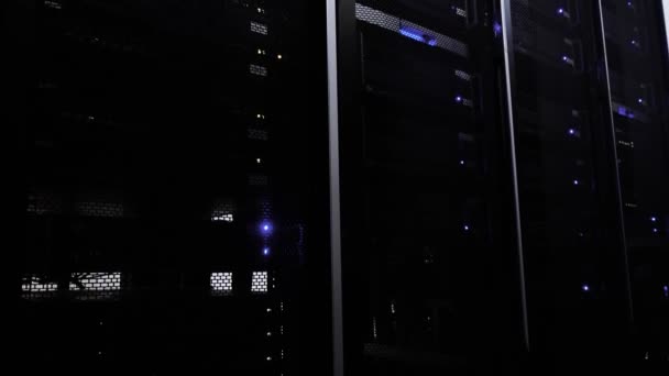 Pracovní centrum dat s řádky rozvaděčového serveru. Modré světlo. Tmavá místnost na serveru. — Stock video