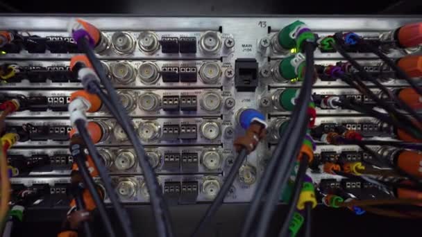 Serverruimte in datacenter vol van telecommunicatie-uitrusting. — Stockvideo