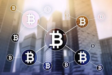 Bulanık gökdelenler arka plan üzerinde Bitcoin cryptocurrency ve blockchain teknoloji kavramı.