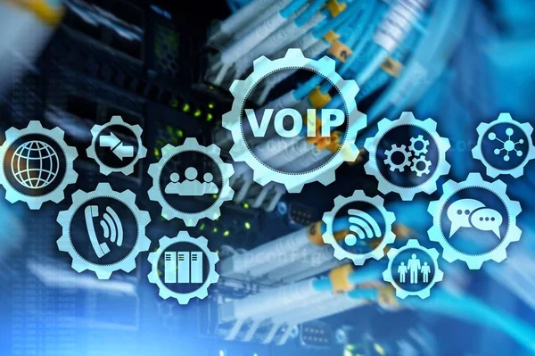 VoIP Voz sobre IP na tela com um fundo desfocado da sala do servidor. O conceito de Voice over Internet Protocol — Fotografia de Stock