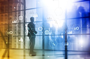 Çift Pozlama karışık ortam. Diyagramları ve hologram ekranda simgeler. İş adamları ve arka plan üzerinde modern şehir.