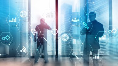 Çift Pozlama karışık ortam. Diyagramları ve hologram ekranda simgeler. İş adamları ve arka plan üzerinde modern şehir.