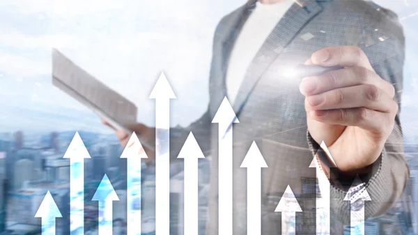 Gráfico de flecha hacia arriba sobre fondo de rascacielos. Concepto de inversión y crecimiento financiero. —  Fotos de Stock