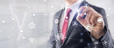 Sanal ekranda teknoloji endüstriyel iş akışı organizasyon yapısı. IOT akıllı endüstri konsepti karışık medya diyagramı