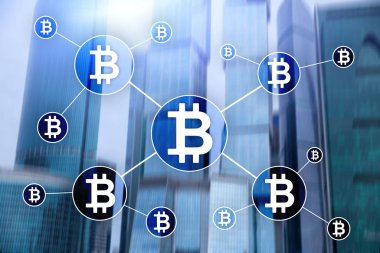 Bulanık gökdelenler arka plan üzerinde Bitcoin cryptocurrency ve blockchain teknoloji kavramı.