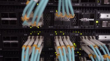 Telekomünikasyon geniş bant fiber optik kablolar. Veri merkezi raf. Blink yeşil LED ışıklar.
