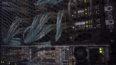 Raf kabinindeki optik kablolar, Datacenter odasında bir yama panelinden UTP kabloları