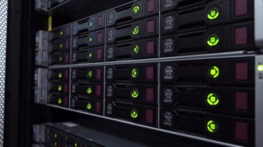 HDD SATA sunucu. LED lambalar büyük raf birden fazla sabit diskler ile veri sunucusu yanıp.