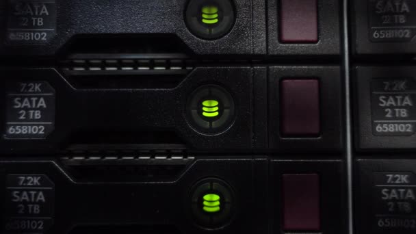 Servidores empilhar com discos rígidos em um datacenter para backup e armazenamento de dados. Um tiro de perto. Blink levou verde . — Vídeo de Stock