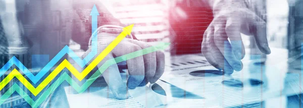 Financial growth arrows graph. Investment and trading concept. — Stock Photo, Image