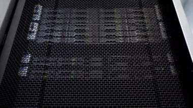 Büyük Hdd Sunucu Raf. Veri merkezinin odasında birçok sabit disk.