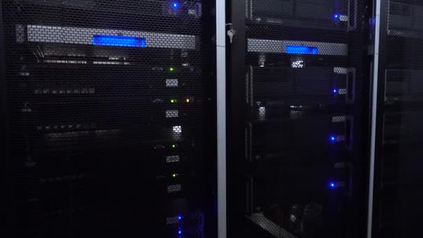 Serwery w centrum danych. Serwery szafy z bliska w nowoczesnym centrum danych. Pokój serwerowy przetwarzania danych w chmurze obliczeniowej. Kamera ruchowa. — Wideo stockowe